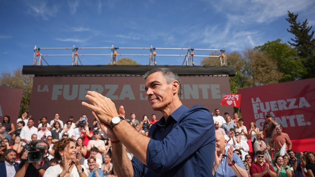 Imagen del secretario general del PSOE y presidente del Gobierno, Pedro Sánchez, en el primer acto de precampaña de las elecciones del 29N. A 10 de octubre de 2026 en Dos Hermanas (Sevilla, Andalucía, España) El acto ha contado también con la presencia d
