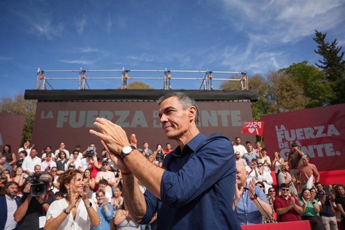 Imagen del secretario general del PSOE y presidente del Gobierno, Pedro Sánchez, en el primer acto de precampaña de las elecciones del 29N. A 10 de octubre de 2026 en Dos Hermanas (Sevilla, Andalucía, España)  El acto ha contado también con la presencia d