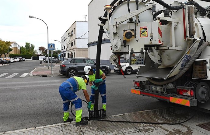 Limpieza de las redes de saneamiento en Jerez de la Frontera (Cádiz).