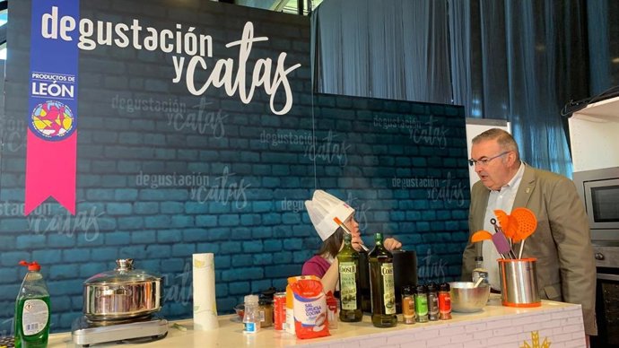 La Feria Productos de León encara el domingo con el Concurso Nacional de Cortadores de Jamón y una queimada popular