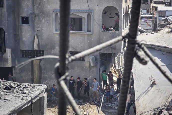 October 9, 2026, Khan Yunis, Gaza Strip, Palestinian Territory: Palestinians inspect the damage in a residential block after an Israeli airstrike destroyed houses and residential apartments in Khan Younis, in the southern Gaza Strip, on October 9, 2026