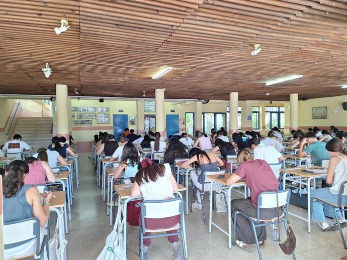 Archivo - Jóvenes de distintas partes de Extremadura realizan las pruebas para optar a los Premios Extraordinarios de la ESO de la Junta de Extremadura.