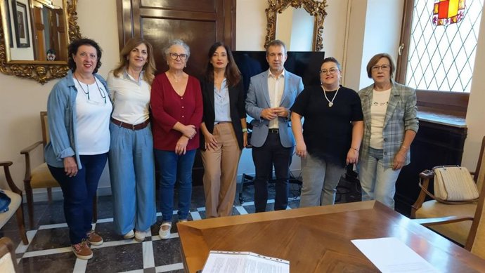 El alcalde de Jaén, Julio Millán, junto a las concejalas de Participación Ciudadana, Carmen Elvira, e Igualdad y Asuntos Sociales, Eva Funes.