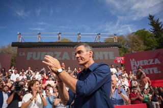 Imagen del secretario general del PSOE y presidente del Gobierno, Pedro Sánchez, en el primer acto de precampaña de las elecciones del 29N. A 10 de octubre de 2026 en Dos Hermanas (Sevilla, Andalucía, España)  El acto ha contado también con la presencia d