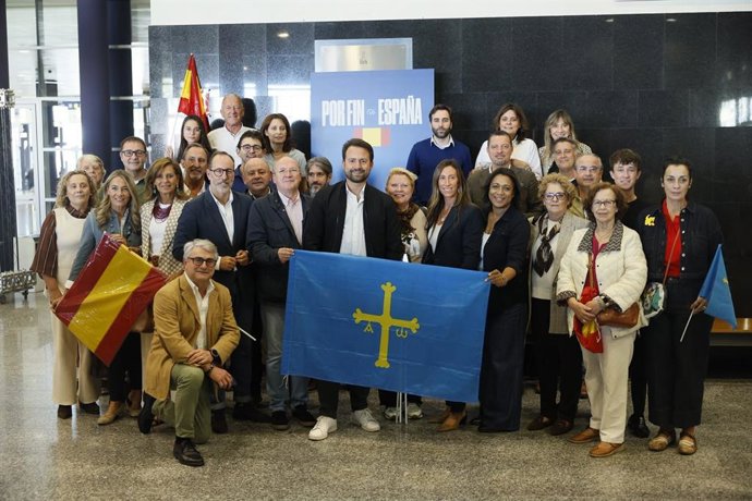 Delegación asturiana del PP en el acto político de Feijóo, con el presidente del PP de Asturias, Álvaro Queipo, en el centro.