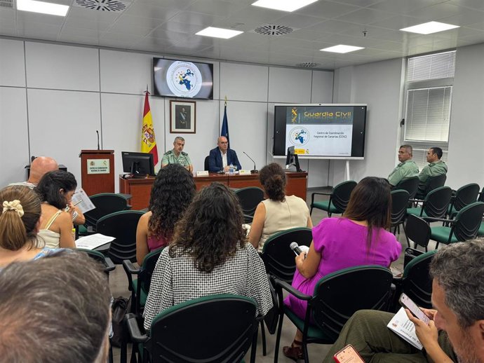 El delegado del Gobierno en Canarias, Anselmo Pestana, junto al teniente general de la Guardia Civil, Francisco Javier Moscoso, en una rueda de prensa previa al encuentro de los responsables del CCRC con periodistas por su 20 aniversario