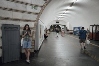 Archivo - August 27, 2026, Kyiv, Kyiv, Ukraine: Residents of Kyiv take shelter in the Zoloti Vorota metro station during an air raid alert, as the city comes under attack from Russian drones. Kyiv, 27 August 2026.