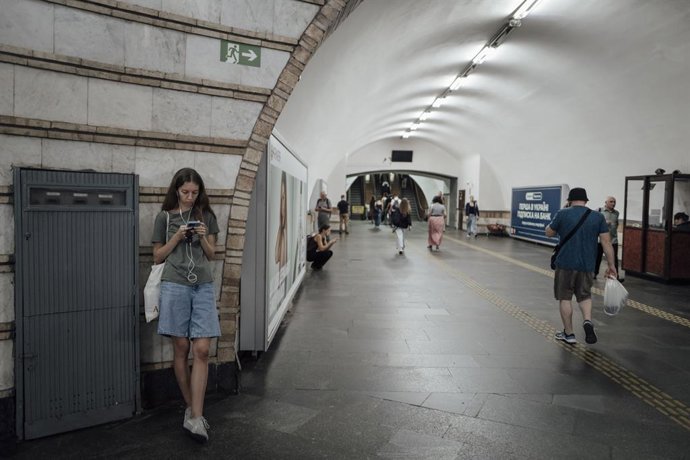 Archivo - August 27, 2026, Kyiv, Kyiv, Ukraine: Residents of Kyiv take shelter in the Zoloti Vorota metro station during an air raid alert, as the city comes under attack from Russian drones. Kyiv, 27 August 2026.