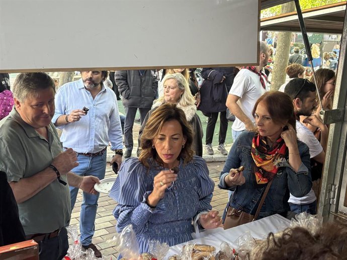 La alcaldesa de Zaragoza, Natalia Chueca, en un puesto del mercado de artesanos de la plaza de Los Sitios.