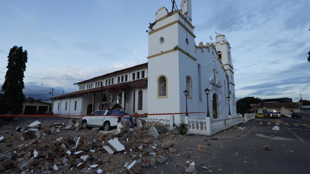 El terremoto de magnitud 7,5 en la escala de Richter registrado este viernes en Panamá causa daños en escuelas, viviendas, hospitales, puentes, carreteras, catedrales y varias iglesias de todo el país