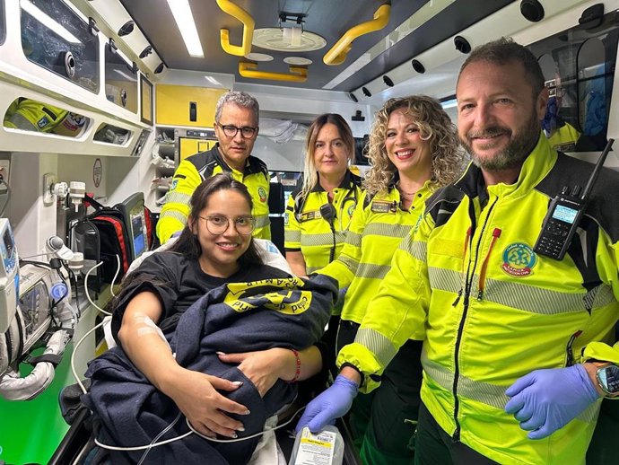 Profissionais de saúde do Samur-Proteção Civil ao lado de uma mãe que deu à luz na ambulância