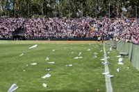 Suspendido el Rayo-Athletic en Vallecas por el lanzamiento de bolas y aviones de papel