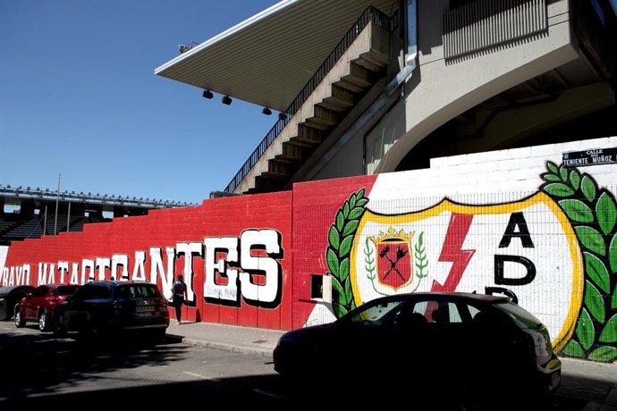 Archivo - Arquivo - 4 de agosto de 2026, Madri, Madri, Espanha: Uma imagem geral mostra a arquitetura externa e os portões fechados do Estádio de Vallecas. A Comunidade de Madri retirou oficialmente a concessão do estádio do Rayo Vallecano e lacrou o loca