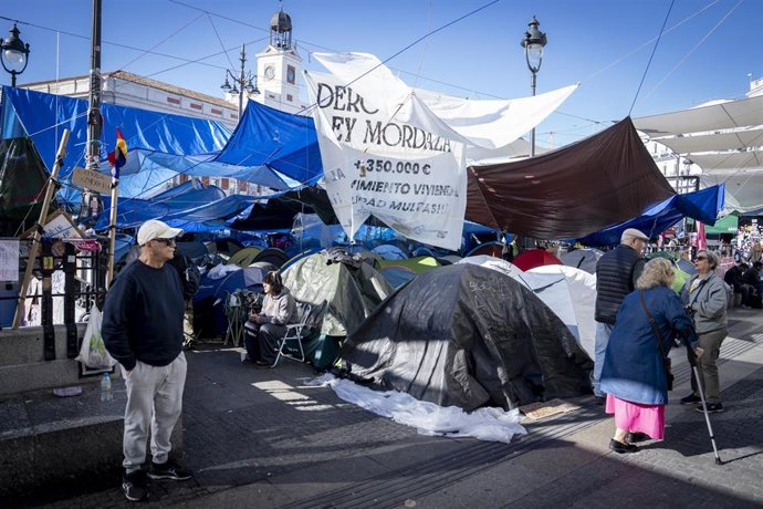Acampada por la vivienda, en la Puerta del Sol, a 8 de octubre de 2026, en Madrid (España). La acampada en Sol desborda la plaza y los acampados mantienen sus reivindicaciones contra los desahucios y los alquileres "desorbitados". El Boletín Oficial del E