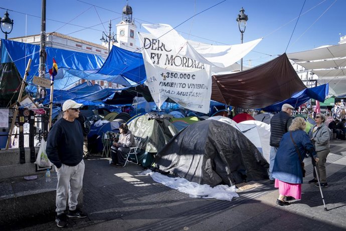 Acampada por la vivienda, en la Puerta del Sol, a 8 de octubre de 2026, en Madrid (España). La acampada en Sol desborda la plaza y los acampados mantienen sus reivindicaciones contra los desahucios y los alquileres "desorbitados". El Boletín Oficial del E