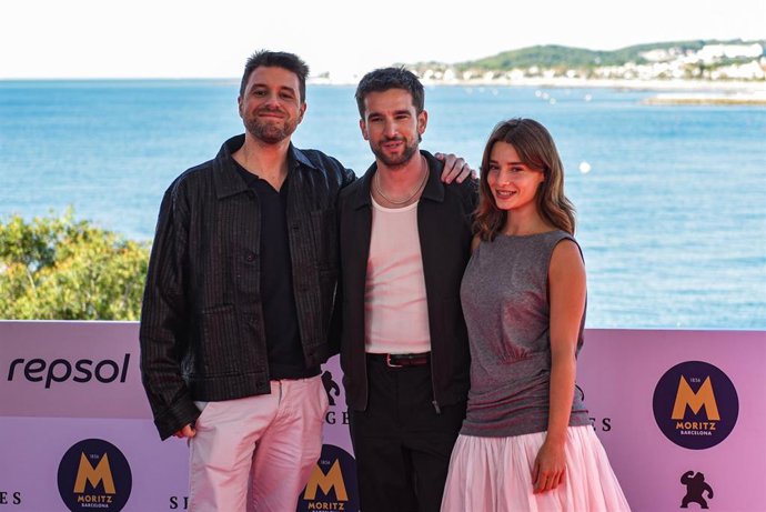 El director Carles Torrens y los actores Carlos Alcaide y Júlia Martínez durante el photocall de la película 'Apocalipsis Z: Nuevo mundo' en el Festival de Sitges, a 10 de octubre de 2026, en Sitges