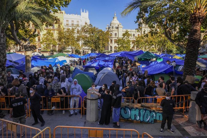 Numerosas personas durante la acampada por la vivienda en el Ayuntamiento de Valencia, a 8 de octubre de 2026, en Valencia, Comunidad Valenciana (España). 