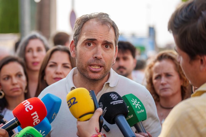 Archivo - El coordinador de IU Andalucía, Toni Valero, atiende a los medios en el marco del acto de homenaje al padre de la patria andaluza con motivo del 90 aniversario de su fusilamiento. A 10 de agosto de 2026 en Sevilla (Andalucía, España).