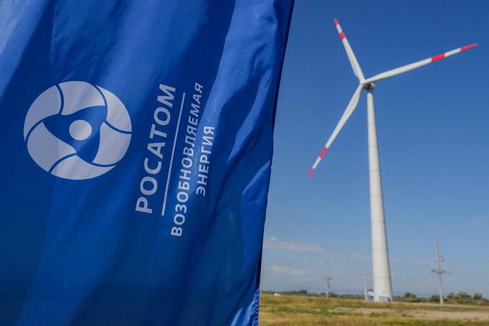 Archivo - Arquivo - RÚSSIA, REPÚBLICA DO DAGUESTÃO - 22 DE JULHO DE 2026: Uma faixa da Rosatom é vista durante a cerimônia de inauguração do Parque Eólico de Novolakskaya. Localizado nos distritos de Kumtorkalinsky e Novolaksky, o parque eólico conta com 
