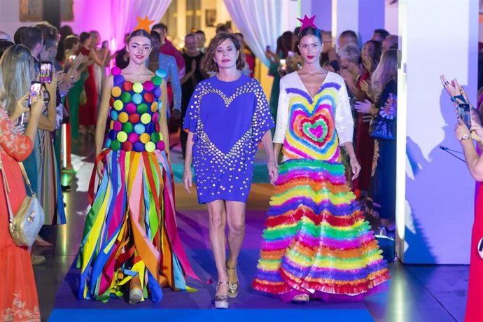 El Museo del Automóvil y de la Moda celebra 16 años con un desfile de Ágatha Ruiz de la Prada y Ángel Schlesser