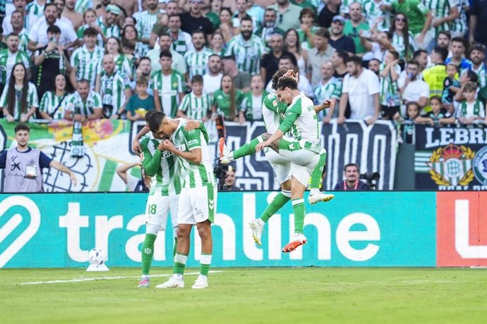 Jugadores del Real Betis celebran un gol