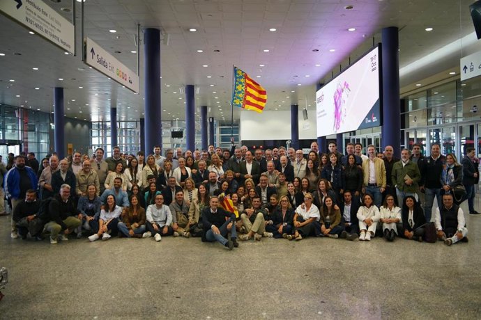 La delegación valenciana encabezada por el presidente del PPCV arropa a Núñez Feijóo en su primer mitin electoral