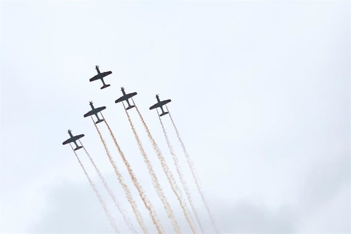 Archivo - Aviones desfilando durante el acto solemne de homenaje a la bandera nacional y desfile militar por el 12 de octubre