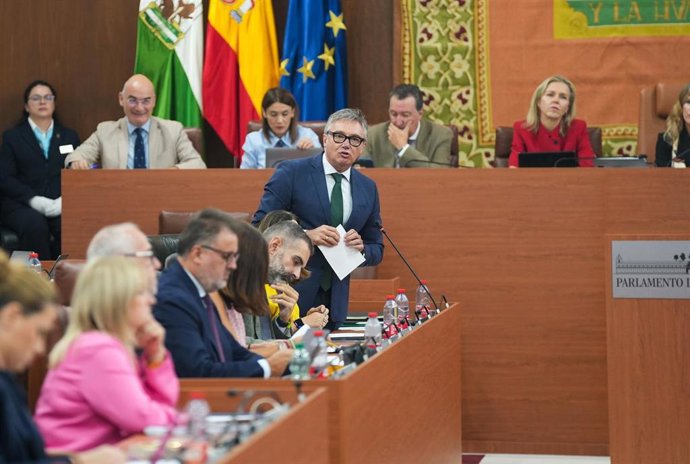 El vicepresidente segundo y consejero de Turismo, Justicia, Desregulación y Administración local, Manuel Gavira (c), en el Pleno del Parlamento andaluz. (Foto de archivo).