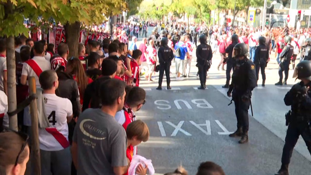 El Rayo-Athletic en Vallecas queda suspendido por el lanzamiento de bolas y avio