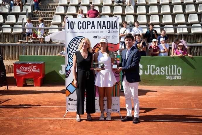 La tenista sueca Caijsa Hennemann vence en la décima Copa Nadia de tenis disputada de Sevilla.