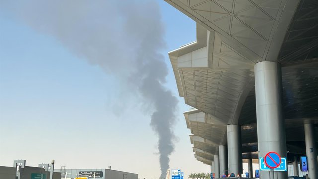 Columna de humo en el Aeropuerto de Riad