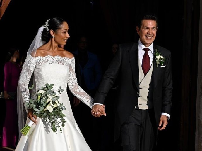 Miguel Sierralta y Alicia Banquez tras darse el 'Sí, quiero' en la iglesia de San Jerónimo el Real