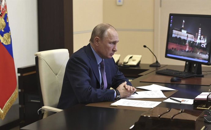 Archivo - Arquivo - 3 de junho de 2020, Novo-Ogaryovo, Rússia: O presidente russo, Vladimir Putin, preside uma reunião por videoconferência para discutir um derramamento de óleo diesel na região de Krasnoyarsk, a partir de seu escritório na residência ofi