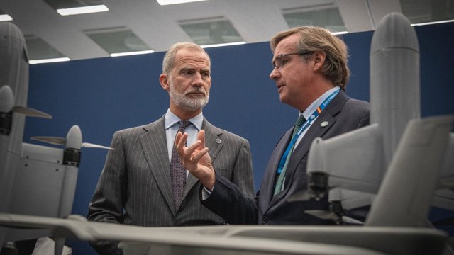 El Rey Felipe VI, durante su recorrido por INDUDEF 2026, junto al CEO de ARMMO Defense Technologies, Jaime Abrisqueta.