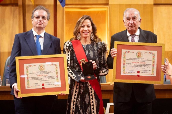 El presidente de Ibercaja Banco, Francisco Serrano; la alcaldesa de Zaragoza, Natalia Chueca, y el presidente de la Fundación Ibercaja, Amado Franco, recogen la Medalla de Oro de la ciudad.