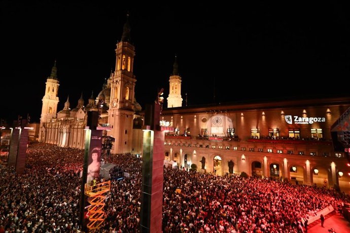 La plaza del Pilar abarrotada durante el pregón de inicio de las Fiestas.