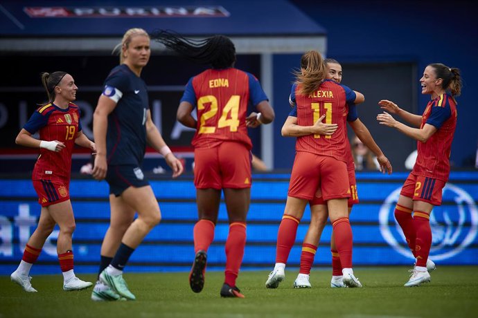 Las jugadoras de la selección celebran el gol de Patri Guijarro en el amistoso ante los Estados Unidos