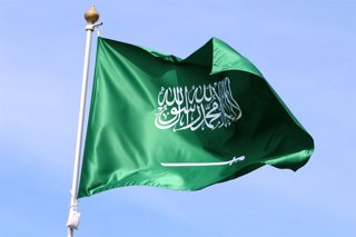 Archivo - June 20, 2025, Saint Petersburg, Russia: The national flag of the Kingdom of Saudi Arabia, fluttering in the wind on a flagpole in Saint Petersburg, Russia.