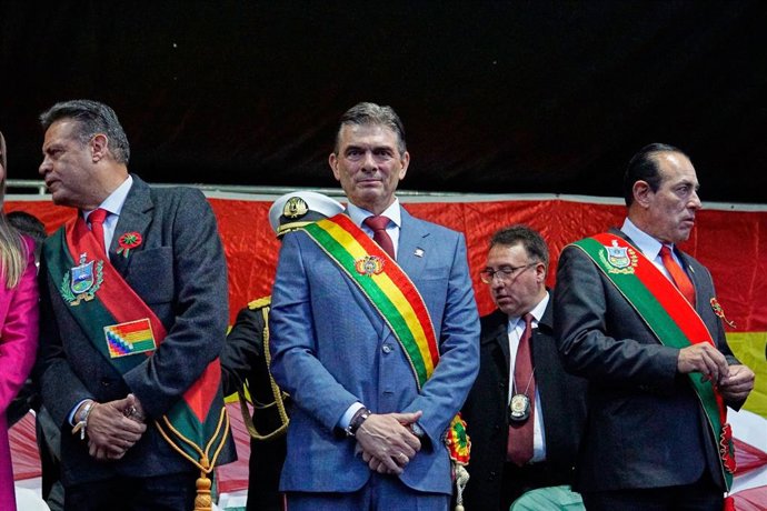 Archivo - Arquivo - 15 de julho de 2026, La Paz, Bolívia: LA PAZ, BOLÍVIA - 15 DE JULHO DE 2026. O presidente boliviano Rodrigo Paz segura uma pequena tocha durante o desfile cívico-militar no centro da cidade. // Os eventos comemoraram o 217º aniversário