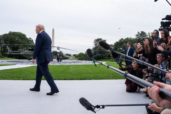 9 de outubro de 2026, Washington, Distrito de Columbia, EUA: O presidente dos Estados Unidos, Donald J. Trump, caminha pelo Jardim Sul da Casa Branca, em Washington, DC, EUA, antes de embarcar no Marine One na sexta-feira, 9 de outubro de 2026. Trump segu