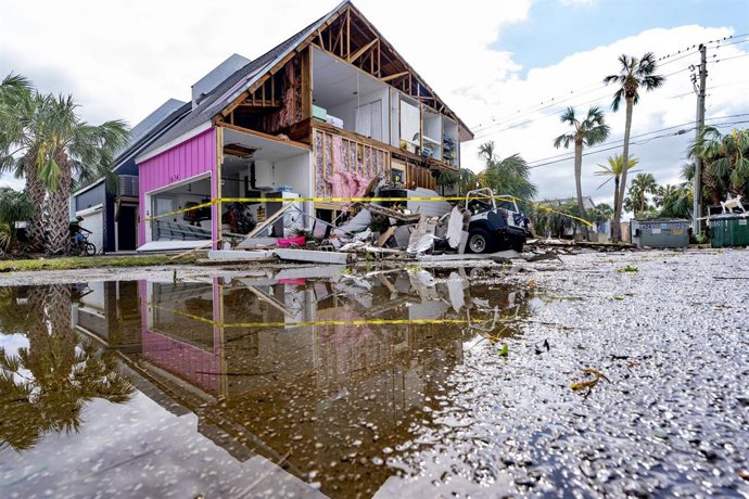 Archivo - Una vivienda ha quedado parcialmente destruida tras la llegada del huracán Isaias a tierra... El huracán Isaias tocó tierra el viernes 9 de octubre a lo largo de la costa del Golfo de Estados Unidos.