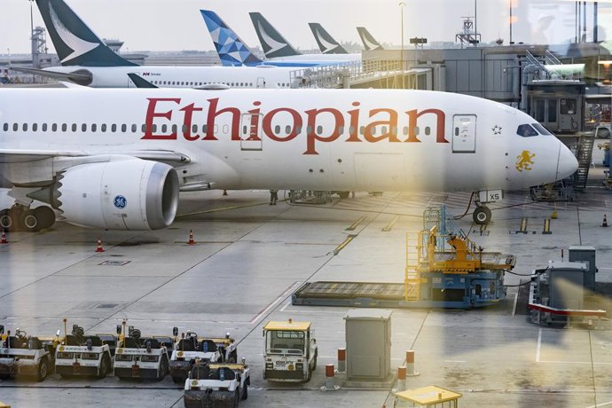 Archivo - February 20, 2026, Hong Kong, China: National airline of Ethiopia, Ethiopian Airlines, and Cathay Pacific airline planes are seen station at the Hong Kong international airport in China.