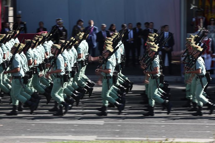 Archivo - Arquivo - Cerimônia solene de homenagem à bandeira nacional e desfile militar em comemoração ao dia 12 de outubro, Dia da Hispanidade, na Praça de Cánovas del Castillo, em 12 de outubro de 2025, em Madri (Espanha). As cerimônias começam com o ha