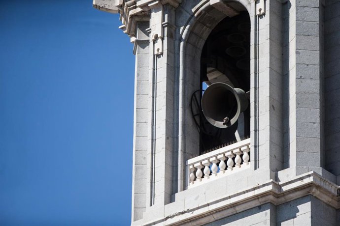 Archivo - Volteo de las campanas de la Catedral de la Almudena. En Madrid (España) a 12 de abril de 2020.
