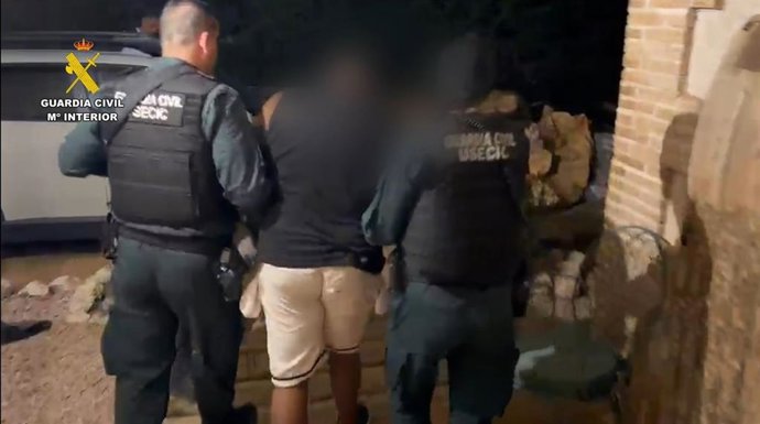 La Guardia Civil detiene a ocho hombres por delitos de tenencia ilícita de armas, pertenencia a organización criminal y contra la salud pública por tráfico de drogas.
