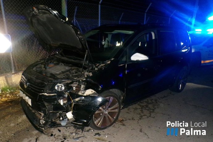 Un conductor ebrio que circulaba en sentido contrario choca frontalmente contra un coche con dos niños a bordo.