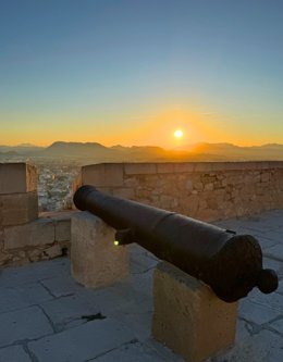 Archivo - Puesta de sol desde el Castillo de Santa Bárbara