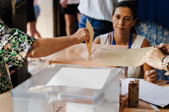 Archivo - Una persona ejerce su derecho a voto durante las últimas elecciones generales