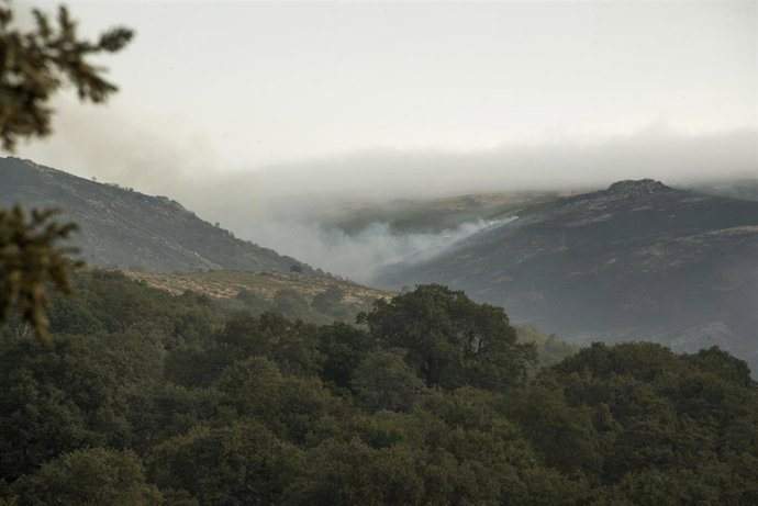 Archivo - Humo en el incendio del Parque Natural de Baixa Lima-Serra do Xurés, a 5 de septiembre de 2024, en Entrimo, Ourense, Galicia (España). 