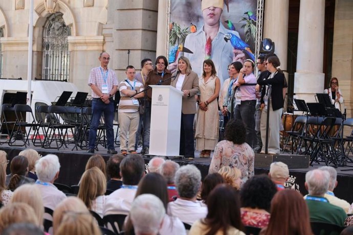 La recepción ha contado con la asistencia de la alcaldesa de Cartagena, Noelia Arroyo, y otros representantes institucionales